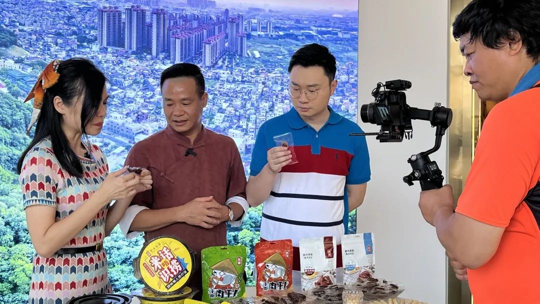 【媒體關(guān)注】《假日鄉(xiāng)村行》節(jié)目組走進(jìn)榮業(yè)臘味文化體驗(yàn)館