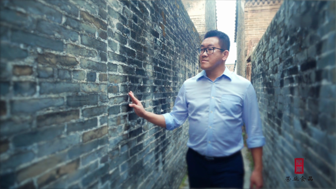 榮業(yè)臘味王顯韜：情迷臘味巧創(chuàng)新 心系桑梓顯情懷